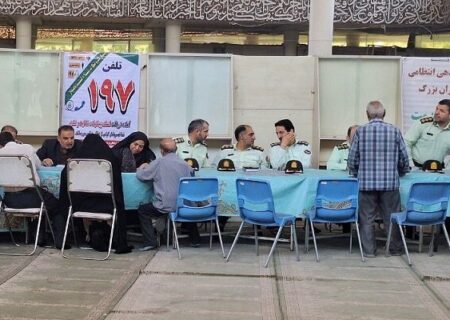 برپایی میز خدمت پلیس در نماز جمعه تهران به مناسبت گرامیداشت هفته انتظامی