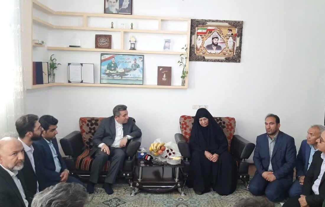 دیدار معاون قوه قضاییه با خانواده شهید مرادی در دهلران