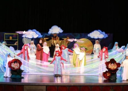 «دنیا و یه روز عجیب» با هنرنمایی ۵۰ دختر روی صحنه رفت