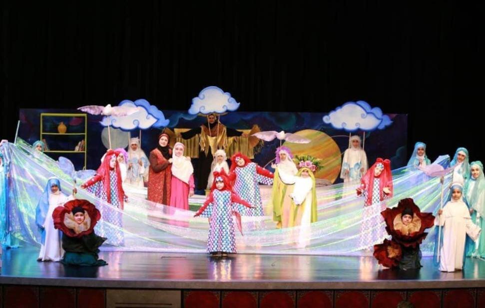 «دنیا و یه روز عجیب» با هنرنمایی ۵۰ دختر روی صحنه رفت