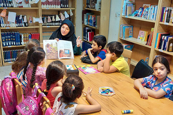 جشنوارهای متفاوت برای بازتاب دغدغههای تمام نسلها؛ همنوایی کودکان و سالمندان در میدان قصه