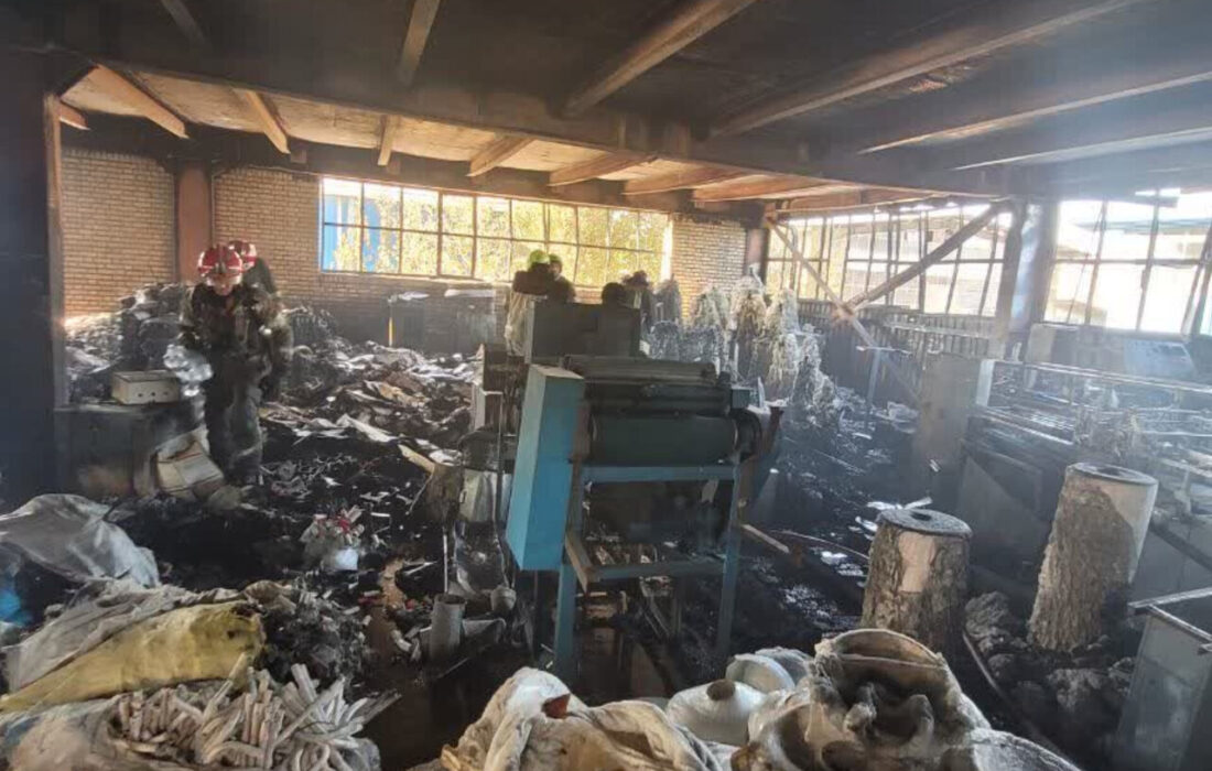 آتش‌سوزی انبار پنبه در شهرک صنعتی مشهد با همت آتش‌نشانان خاموش شد