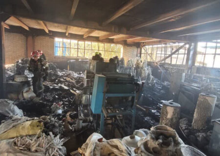 آتش‌سوزی انبار پنبه در شهرک صنعتی مشهد با همت آتش‌نشانان خاموش شد