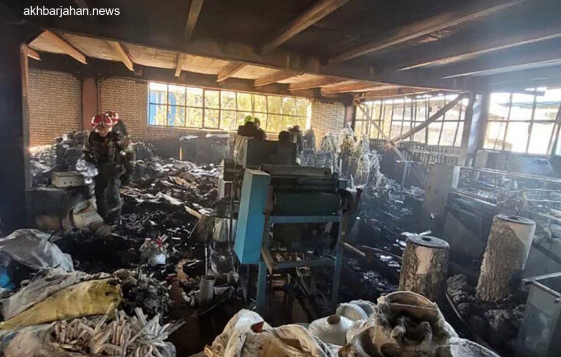آتش‌سوزی مهیب در کارخانه تولید مواد کفش مهدیشهر