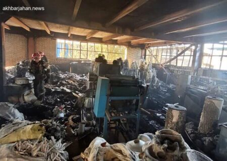 آتش‌سوزی مهیب در کارخانه تولید مواد کفش مهدیشهر