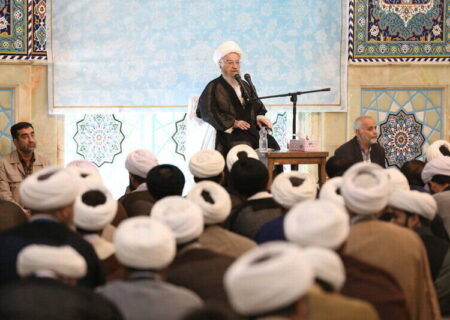 آیت‌الله مکارم شیرازی: لزوم همراهی با فناوری‌های نوظهور در عصر حاضر