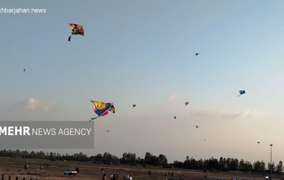 جشنواره بادبادکها در بندر کیاشهر؛ گرامیداشت هفته ملی کودک