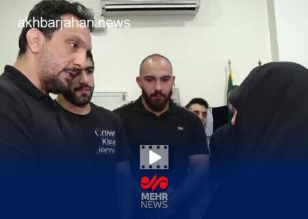 تجلیل قهرمانان کشتی از مقام مادر شهید زین‌الدین