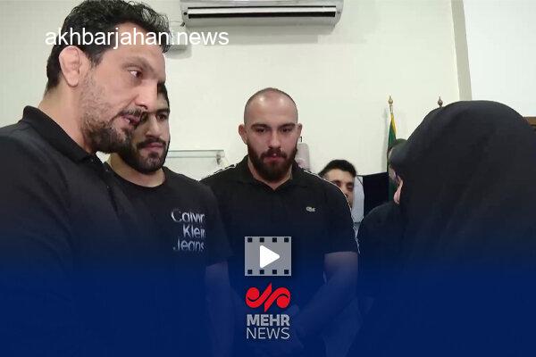 تجلیل قهرمانان کشتی از مقام مادر شهید زینالدین