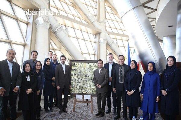 نقشه تاریخی فیلیپین در برج میلاد به موزه شهرداری اهدا شد