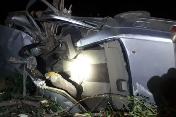 نجات راننده گرفتار در خودروی پژو 405 واژگون شده در جاده کرمانشاه – بیستون