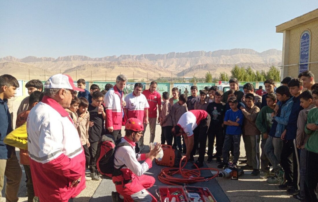 برگزاری رزمایش مقابله با زلزله در مدارس گیلانغرب