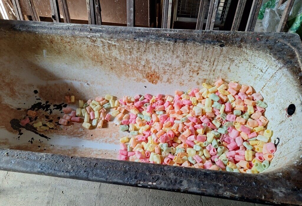 کشف 6 تُن اسنک و پُفک غیربهداشتی در شیراز به همت سرهنگ زارعتیان