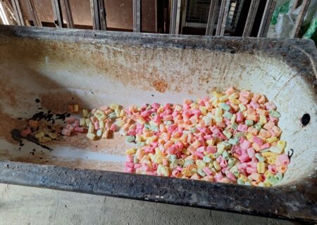 کشف 6 تُن اسنک و پُفک غیربهداشتی در شیراز به همت سرهنگ زارعتیان