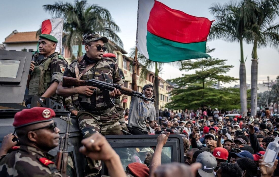 ارتش ماداگاسکار فعالیت نهادهای قانون اساسی به غیر از مجلس سفلی را به حالت تعلیق درآورد