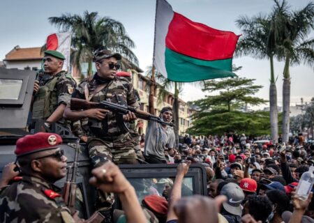 ارتش ماداگاسکار فعالیت نهادهای قانون اساسی به غیر از مجلس سفلی را به حالت تعلیق درآورد