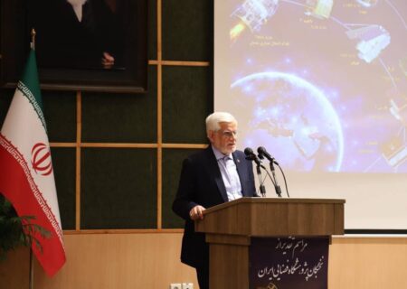 عارف: چاره‌ای جز فتح قله‌های دانش فضایی نداریم