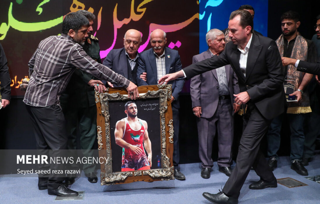 تجلیل باشکوه از دلاورمردان تیم ملی کشتی جمهوری اسلامی ایران