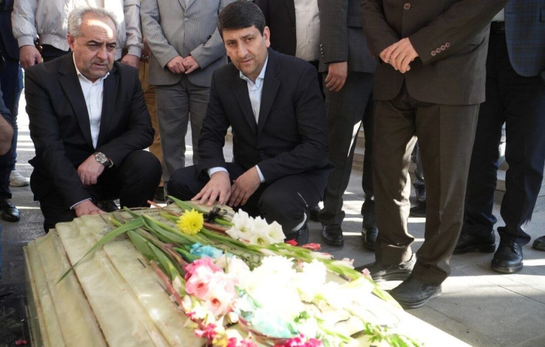 ادای احترام وزیر ارتباطات به شهدای والامقام آذربایجان شرقی