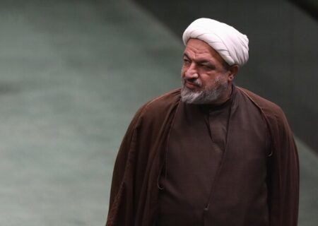 رسایی با استناد به قانون مشاغل حساس، دولت را آماج حملات پی‌در‌پی قرار داد