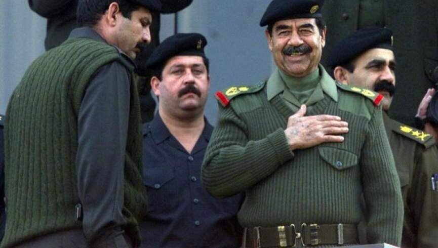 تصویری دیده نشده از صدامِ ۲۵ ساله در حال تمرین تیراندازی با همسرش ساجده