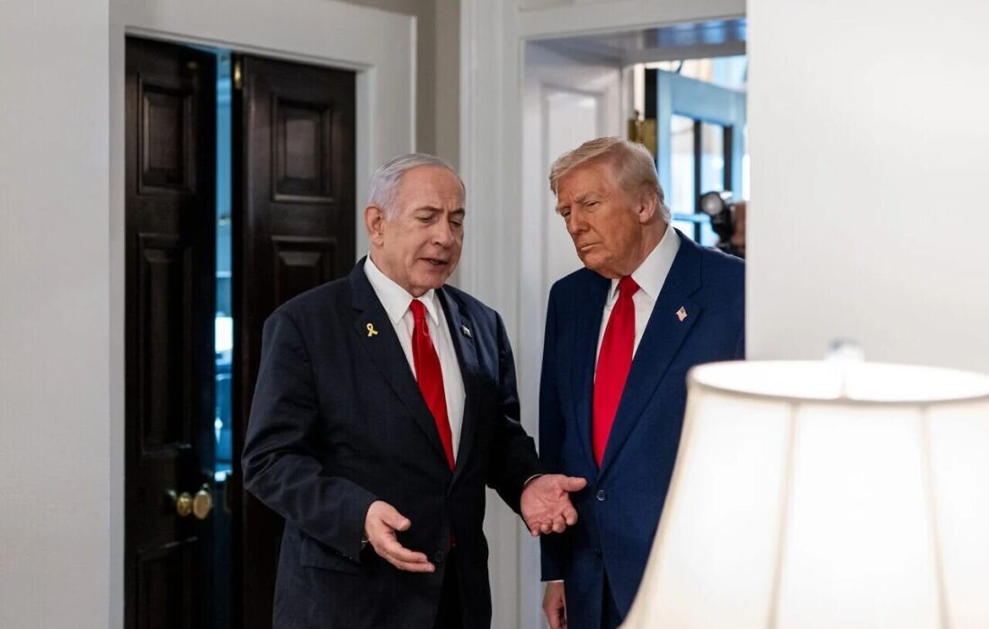 تمسخر ترامپ با سربند حماس توسط اسرائیلیها در یک عکس؛ رسانههای عبری از تغییر اوضاع به ضرر خود و خیانت آمریکا به اسرائیل خبر دادند