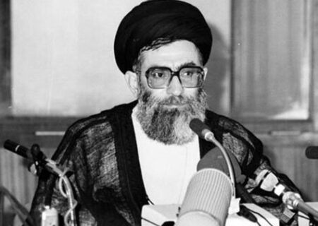 تصویری دیده نشده از حضور آیت‌الله خامنه‌ای در جمع نیروهای صنعت موشکی سپاه در سال 1365