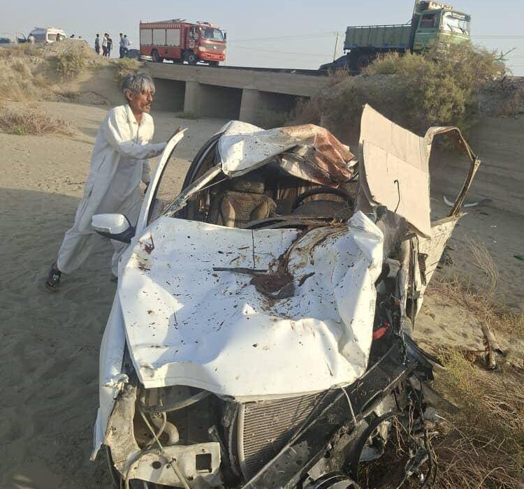 برخورد مرگبار پژو پارس با شتر در جاده جاسک-میناب