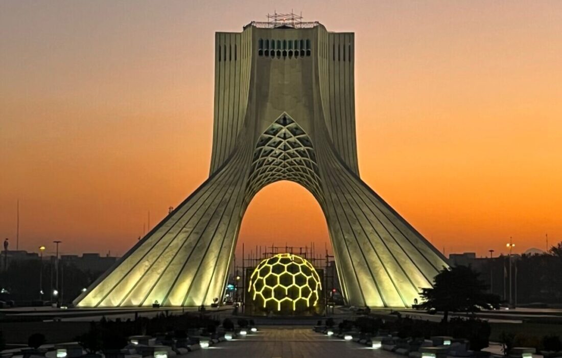 انتقاد روزنامه شهرداری: میدان آزادی، گزینه مناسبی برای کنسرت همایون شجریان نیست؛ باغ کتاب و تپههای عباس آباد، گزینههای بهتری هستند