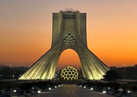 انتقاد روزنامه شهرداری: میدان آزادی، گزینه مناسبی برای کنسرت همایون شجریان نیست؛ باغ کتاب و تپه‌های عباس آباد، گزینه‌های بهتری هستند