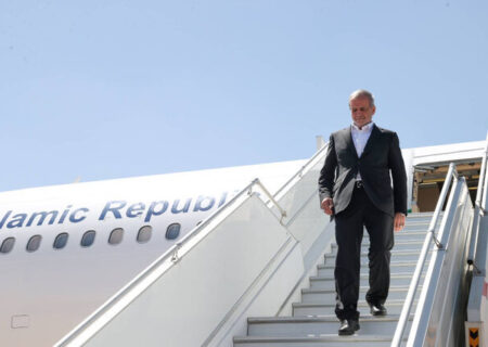 پزشکیان و قالیباف راهی سفر شدند/ تصویری از قالیباف در حال زیارت حرم حضرت معصومه (س)