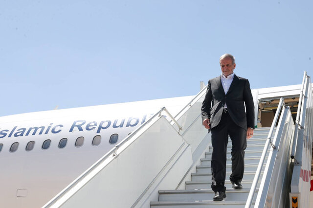 پزشکیان و قالیباف راهی سفر شدند/ تصویری از قالیباف در حال زیارت حرم حضرت معصومه (س)