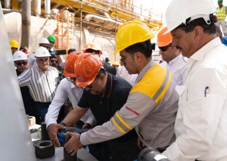 شروع نصب و راه‌اندازی رآکتور اوره پتروشیمی هنگام با حضور شریعتمداری