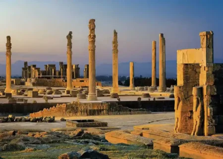 فرونشست در تخت جمشید