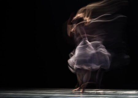 تعبیر خواب رقصیدن تنها: درک نمادهای پنهان روان