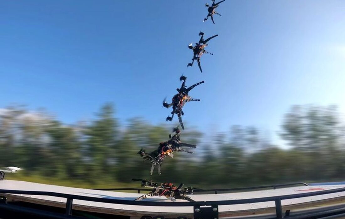 لحظه دلهرهآور فرود پهپاد روی ماشین در حال حرکت