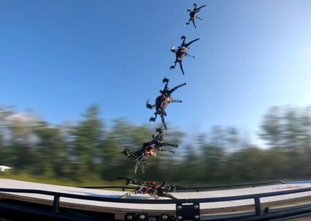 لحظه دلهره‌آور فرود پهپاد روی ماشین در حال حرکت