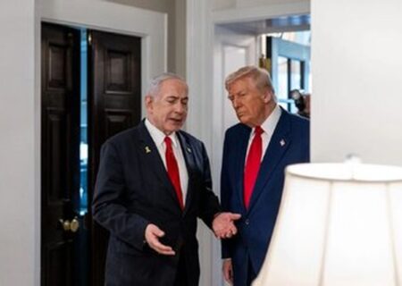 تمسخر ترامپ با سربند حماس؛ واکنش تند رسانه‌های عبری