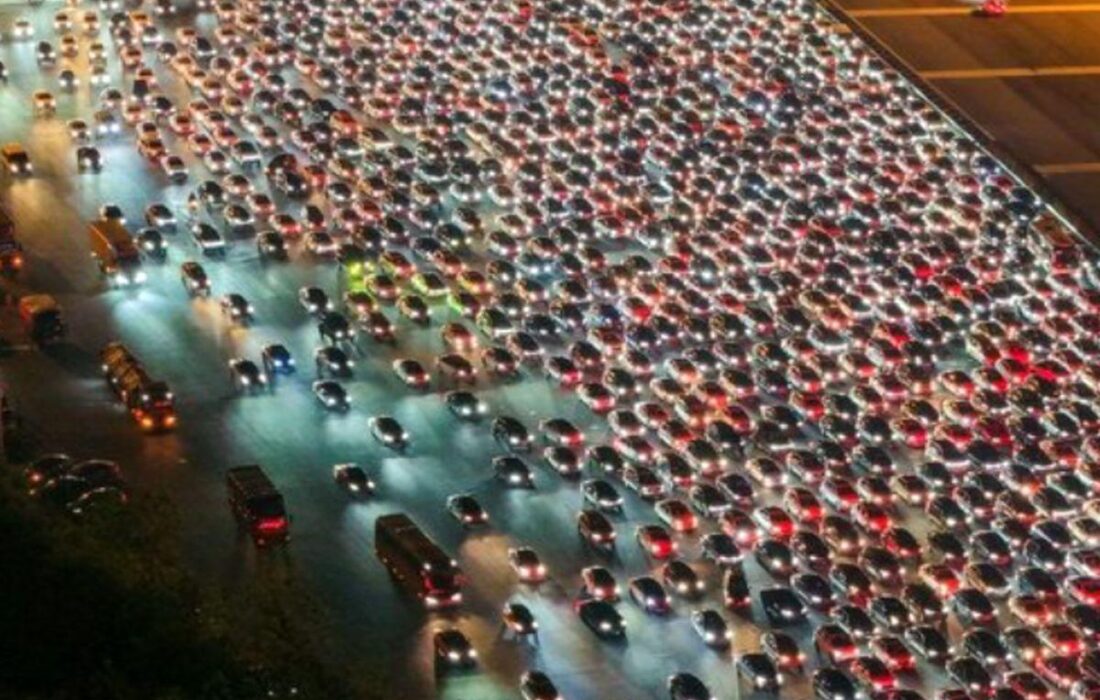 چین پس از تعطیلات با ترافیک سنگین و طاقت‌فرسا دست و پنجه نرم می‌کند