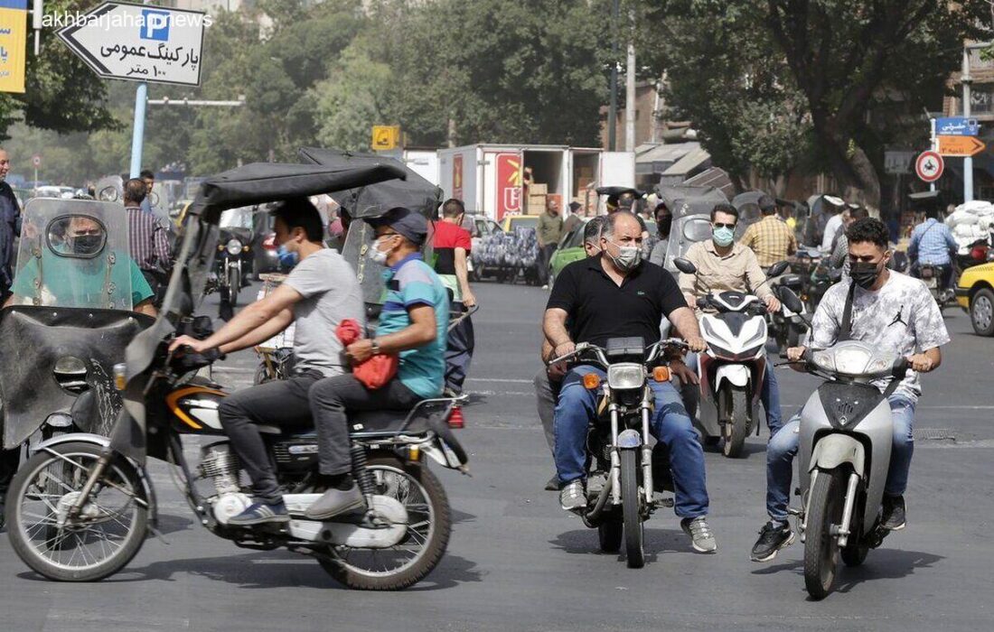 تصویر تکاندهنده از یک موتورسوار و فرزندش در بزرگراه