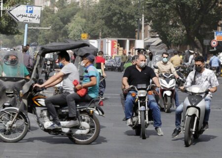 تصویر تکان‌دهنده از یک موتورسوار و فرزندش در بزرگراه