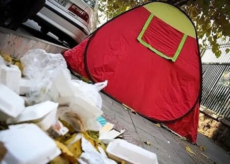 وضعیت نابسامان اسکان همراهان بیمار در میان زباله‌های بیمارستانی