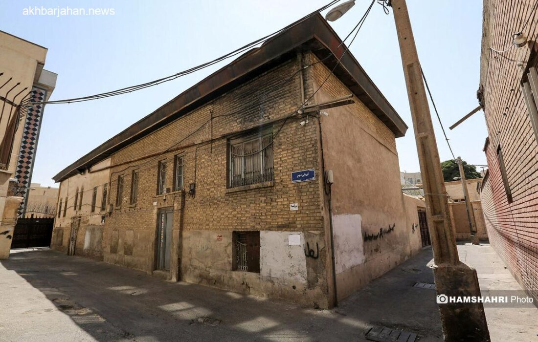 انتقال تیرهای برق مزاحم در مرکز تهران