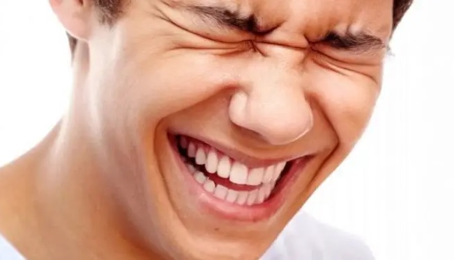 تعبیر خواب خنده: رمزگشایی از لبخندها و قهقه‌های پنهان در ناخودآگاه شما