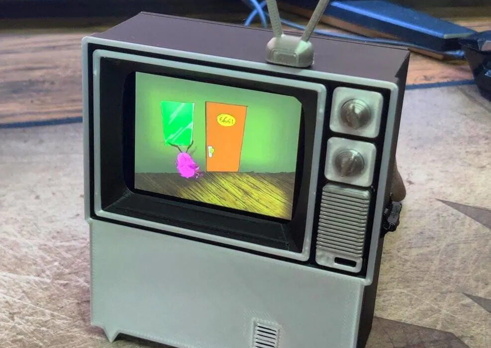 با این تلویزیون جیبی، دنیای سرگرمی همیشه در دستان شماست!