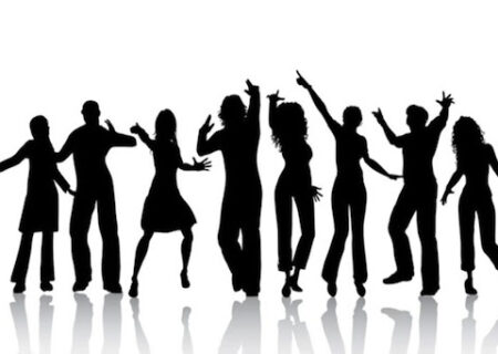 تعبیر خواب رقصیدن گروهی: نمادها و پیام‌های پنهان