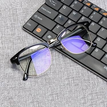 عینک و لنز طبی: راهنمای جامع برای انتخابی آگاهانه