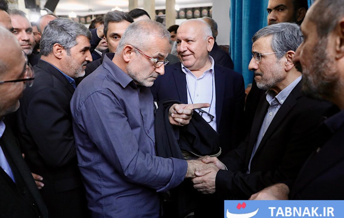 عکس: تسلیت ویژه صالحی و محمدعلی رامین به احمدی‌نژاد