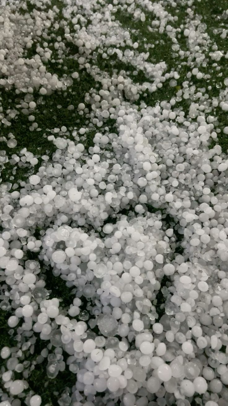 تعبیر خواب بارش تگرگ: رمزگشایی از پیامی پنهان در ناخودآگاه شما