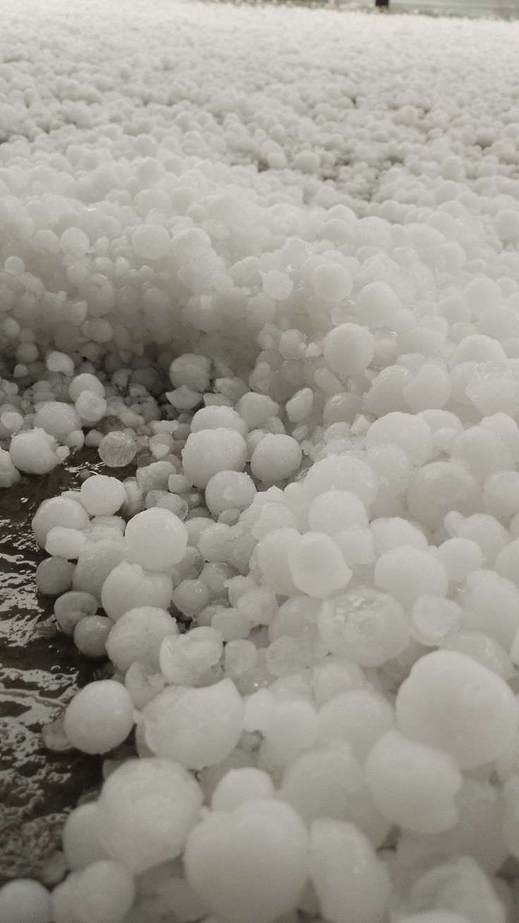 تعبیر خواب بارش تگرگ: رمزگشایی از پیامی پنهان در ناخودآگاه شما